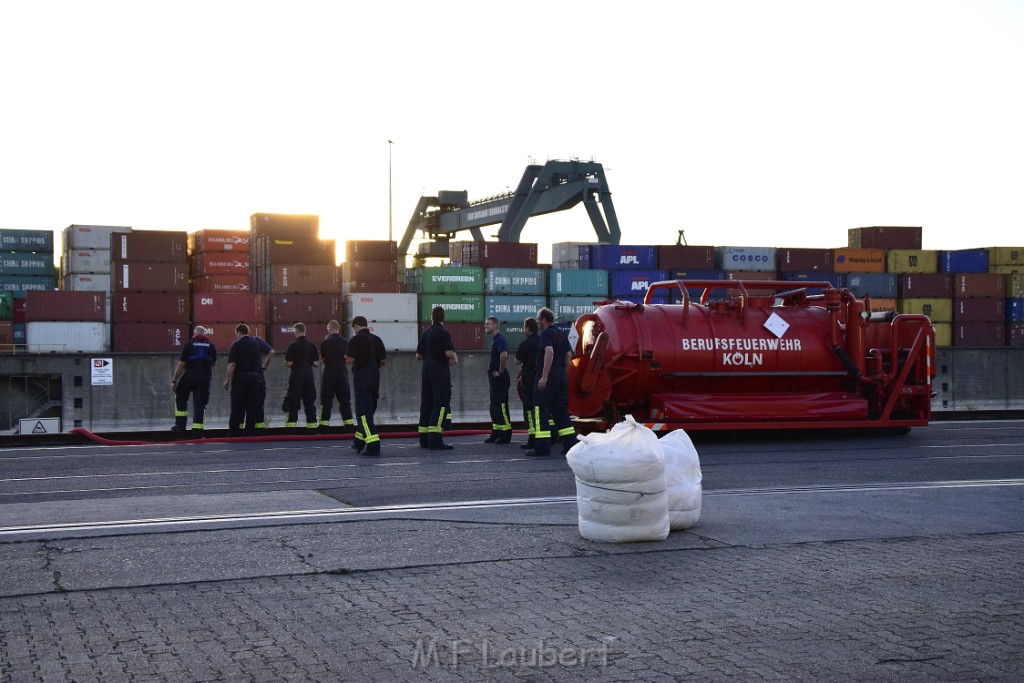 Havarie Wassereinbruch Motorraum beim Schiff Koeln Niehl Niehler Hafen P145.JPG - Miklos Laubert